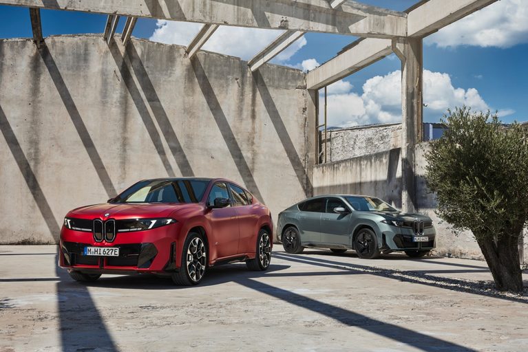 BMW 신형 iX4 공개, 최대 828km 주행하는 전기 SUV 쿠페